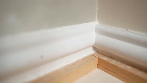 Jak dociąć listwy sufitowe w narożnikach wewnętrznych