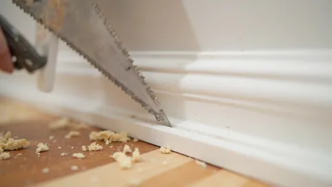 Jak dociąć listwy sufitowe w narożnikach zewnętrznych